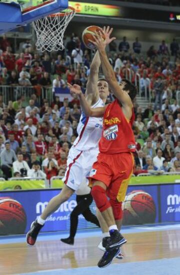 El jugador de la selección serbia de baloncesto, Nemanja Nedovic (izda), intenta evitar la canasta del español Ricky Rubio, durante el partido de cuartos de final disputado en el Stozice Arena de Ljubljana, Eslovenia.