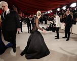 Lady Gaga helped a fallen photographer on the Oscar’s red carpet