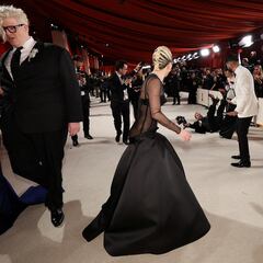 Lady Gaga helped a fallen photographer on the Oscar’s red carpet