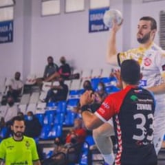 El Ademar remonta al Sinfín en Santander en la recta final