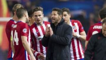 Simeone da instrucciones a sus jugadores en la pr&oacute;rroga. 