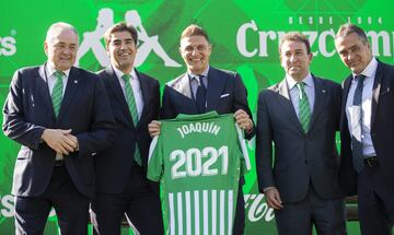 Multitudinario acto de renovación de Joaquín con el Betis