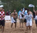 Argentina sí le ganó a Croacia... en futplaya: duelo de hinchas