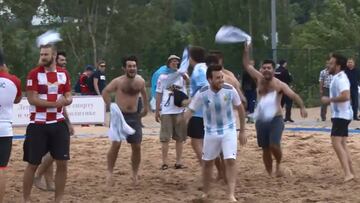 Argentina sí le ganó a Croacia... en futplaya: duelo de hinchas