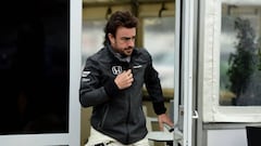 Fernando Alonso a la salida del hospitality de McLaren Honda. 