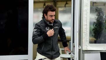 Fernando Alonso a la salida del hospitality de McLaren Honda. 