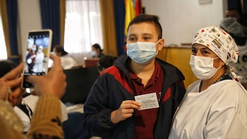 Bogotá. Agosto 30 de 2021. Sanidad Ejército inició la vacunación COVID19 para mayores de 12 años con estudiantes del Liceo Patria. Más de 100 jóvenes participaron de esta jornada de inoculación en la que recibieron la primera dosis del biológico Pfizer. Como una iniciativa para facilitar el acceso al proceso de vacunación contra el COVID19 de los jóvenes mayores de 12 años, la Dirección de Sanidad Ejército, a través del Dispensario Médico del Norte, realizó una jornada de inoculación para los estudiantes del Liceo Patria ubicado en la capital del país el cual está integrado por los hijos de oficiales y suboficiales del Ejército Nacional, así como de las Fuerzas Militares. (Colprensa - Camila Díaz)
