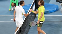 El ruso Daniil Medvedev y el griego Stefanos Tsitsipas se saludan tras su partido de semifinales del Open de Australia 2021.