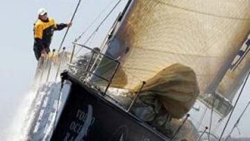 <B>VIENTO EN POPA.</b> El velero español sigue manteniendo la primera posición.