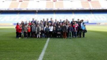 Foto de familia de la presentaci&oacute;n del Calendario Solidario.