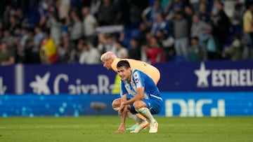 CORNELLÁ (BARCELONA), 24/05/2023.- El defensa mexicano del RCD Espanyol, César Jasib Montes, a la finalización del encuentro correspondiente a la jornada 36 en Primera División que RCD Espanyol y Atlético de Madrid han disputado hoy miércoles en el RCD Stadium, en Cornellá (Barcelona). EFE/ Alejandro García.
