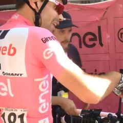 El curioso saludo de Dumoulin a Nairo tras la etapa 18