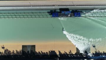 Una ola de la piscina de Kelly Slater en Lemoore (California, EEUU) vista desde el aire mientras rompe.