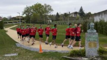 DURA CUESTA. Los leones, que corren en Lezama ante el busto de Zarra, tienen un final de vértigo.