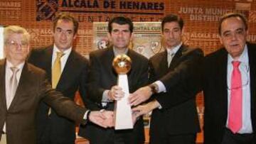 El trofeo, ayer en Alcalá.