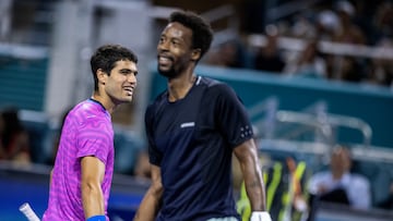 Carlos Alcaraz y Gael Monfils, en el Miami Open.