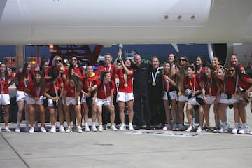 La selección española posa junto al avión que les a traído de vuelta desde Australia con la Copa del Mundo.