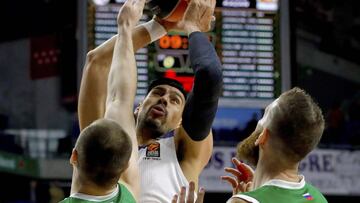 El p&iacute;vot mexicano del Real Madrid Gustavo Ay&oacute;n intenta canasta ante los jugadores del Unics Kazan Artsiom Parakhouski y Kostas Kaimakoglou durante el partido de la novena jornada de euroliga que disputan en el Palacio de Deportes de Madrid.