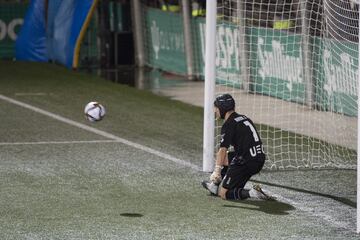 ¡¡OTRA VEZ RAMÓN!! ¡HA PARADO TAMBIÉN ESTE PENALTI! ¡Lanzó Dembélé desde los once metros centrado y el portero no se movió y lo desvió con comodidad!
