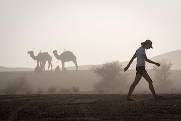 Un competidor calienta durante una tormenta de arena en la víspera del comienzo de la 33ª edición de la Marathon des Sables.