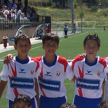 Rodrigo Hernández (en el centro), durante su etapa en el Rayo Majadahonda.