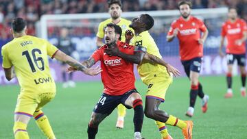 Rubén García pelea un balón.