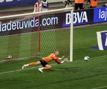 El canterano del Atl谷tico se present車 ante su afici車n demostrando unos reflejos felinos desde el punto de penalti. Tras debutar en Champions, en su primer partido en Liga, el 3 de octubre de 2009, cometi車 un penalti contra el Zaragoza# y se lo par車 a Marko Babic. En total le tiraron once penaltis en la competici車n, consigui車 detener tres (Babic, Webo y Trezeguet) y otro se march車 fuera. Aunque probablemente su penalti parado m芍s importante fue a Diego Milito en la Supercopa de Europa de 2010 contra el Inter, t赤tulo que consigui車 levantar el Atl谷tico. La etapa de De Gea en el primer equipo fue intensa, pero corta, jug車 84 partidos entre 2009 y 2011 antes de marcharse al Manchester United.