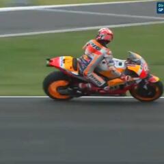 Márquez tiró a Rossi, intentó disculparse y el italiano se negó a hablar con él
