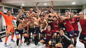 Los rojillos celebran la victoria en el vestuario de La Cerámica