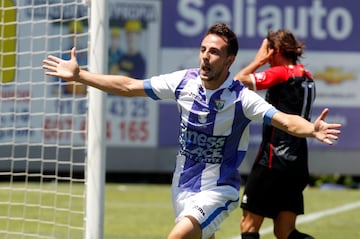 Carlos Álvarez celebra el gol del triunfo frente al Hospitalet en la ida de la ronda final por el ascenso de 2014. 