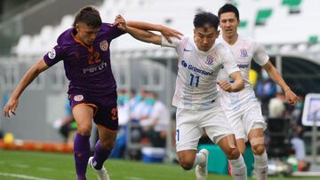 Perth&#039;s defender Joshua Rawlins (L) marks Shenhua&#039;s midfielder Yu Hanchao during the AFC Champions League group F football match between Australia&#039;s Perth Glory and China&#039;s Shanghai Shenhua on November 18, 2020, at the Education Stadiu