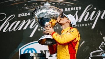 Álex Palou besa la Copa Astor de la IndyCar en Nashville.