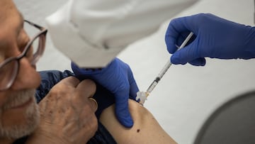 Una hombre se vacuna durante el inicio de la campaña de vacunación de la gripe, en el Centro de Salud Segovia, a 15 de octubre de 2025, en Madrid (España). La campaña de vacunación contra la gripe en la Comunidad de Madrid arranca este miércoles para mayores de 60 años, niños de 6 meses hasta cinco años y personal sanitario y sociosanitario. La campaña se inicia de forma conjunta con la del Covid-19, con vacunas adaptadas a las nuevas variantes, y finalizará el 31 de enero de 2026, salvo que por motivos epidemiológicos sea necesario modificar la fecha prevista.
15 OCTUBRE 2025
Alejandro Martínez Vélez / Europa Press
15/10/2025