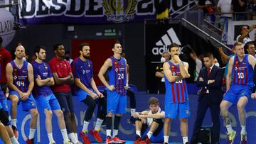 Los jugadores del Barça tras perder en el cuarto encuentro de la final Liga Endesa frente al Real Madrid en el WiZink Center de Madrid.