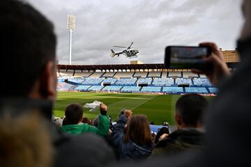 Los Reyes Magos han llegado a Zaragoza en un helicóptero de la Policía Nacional al estadio de La Romareda.