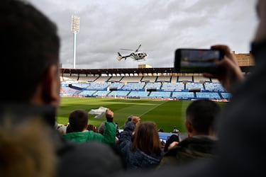 Los Reyes Magos han llegado a Zaragoza en un helicóptero de la Policía Nacional al estadio de La Romareda.