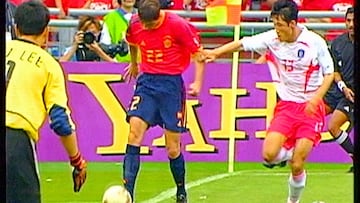 Centro de Joaquín antes del gol anulado a Morientes en el Mundial de 2002.