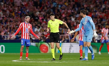 Busquets Ferrer recoge los mecheros del guante de Courtois.