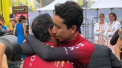 Egan Bernal celebra junto a su padre luego de conseguir el liderado del Tour de Francia 2019.