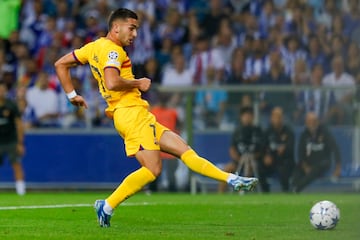 0-1. Error de Romário Baró en el pase, se aprovecha Ilkay Gundögan, el alemán asiste a Ferran Torres al espacio y, en el mano a mano con Diogo Costa, manda el balón al fondo de la portería.