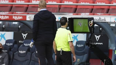 Soccer Football - La Liga Santander - FC Barcelona v Real Madrid - Camp Nou, Barcelona, Spain - October 24, 2020 Referee Juan Martinez Munuera refers to VAR REUTERS/Albert Gea