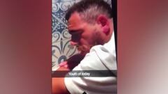 Captan a jugador inglés vomitando en un pub antes de chocar
