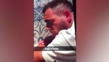 Salen a la luz vídeos del jugador inglés que estrelló su coche: estaba vomitando en el baño de un pub
