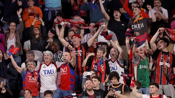 VALENCIA, 22/02/2026.- Aficionados del Baskonia animan a su equipo durante la final de la Copa del Rey que disputan este domingo Real Madrid y Baskonia en el Roig Arena de Valencia. EFE/ Kai Försterling