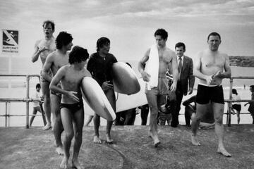 El príncipe, sin neopreno, saliendo de la sesión de surf de 1977 en Australia.