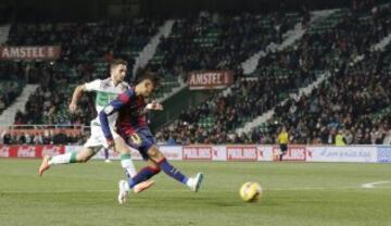 Neymar le pasa el balón a Pedro para marcar el 0-6.