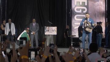 Provocación total: Mayweather se burla imitando a McGregor...¡y este le roba 5.000 dólares!