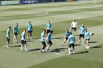 Zidane observa al grupo en Valdebebas. 