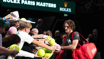 Stefanos Tsitsipas firma autógrafos tras ganar su encuentro ante Alexander Zverev.