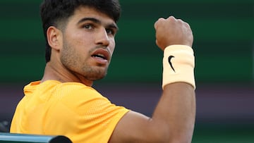 Carlos Alcaraz celebra su victoria contra Grigor Dimitrov en Indian Wells.